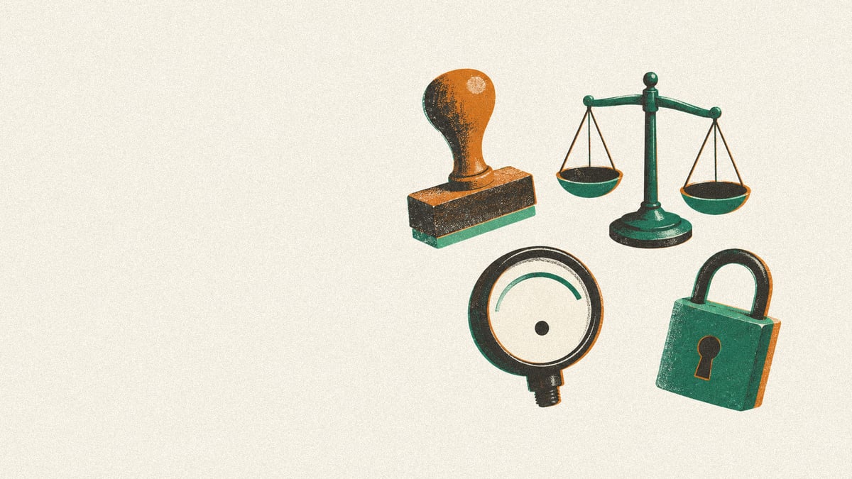 Ilustração: selo, balança, medidor e cadeado flutuando juntos sobre papel claro.