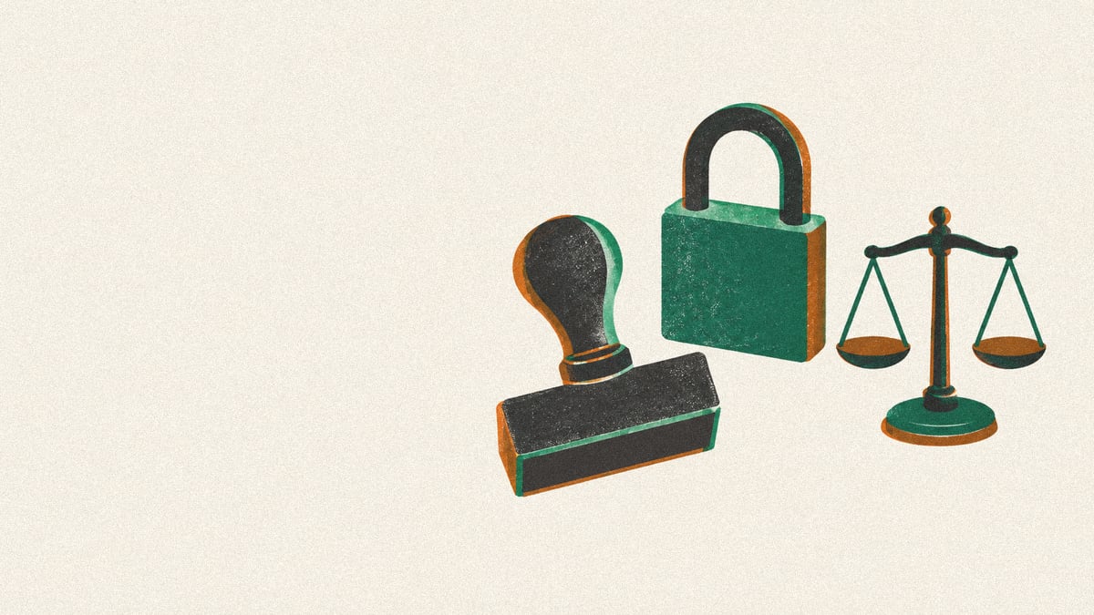 Ilustração: balança equilibrada, selo em branco, cadeado fechado e moedas lisas flutuando.